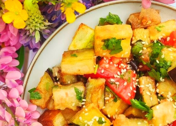 Простой салат с хрустящими кабачками