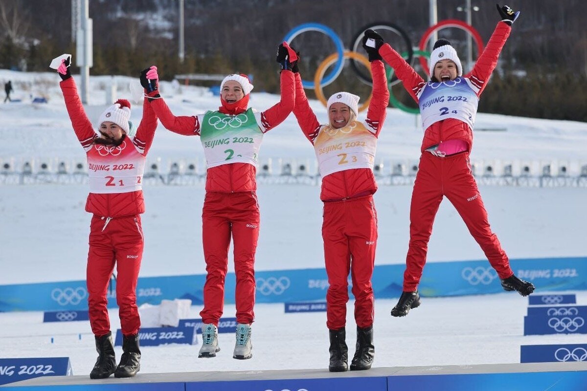 В лыжных гонках 13 спортсменов. Сборная российских лыжниц чемпионок олимпиады 2022. Наталья Непряева олимпиады в Пекине 2022. Лыжница чемпионка Олимпийских игр России. Юлия Ступак 2022 Боско лето.