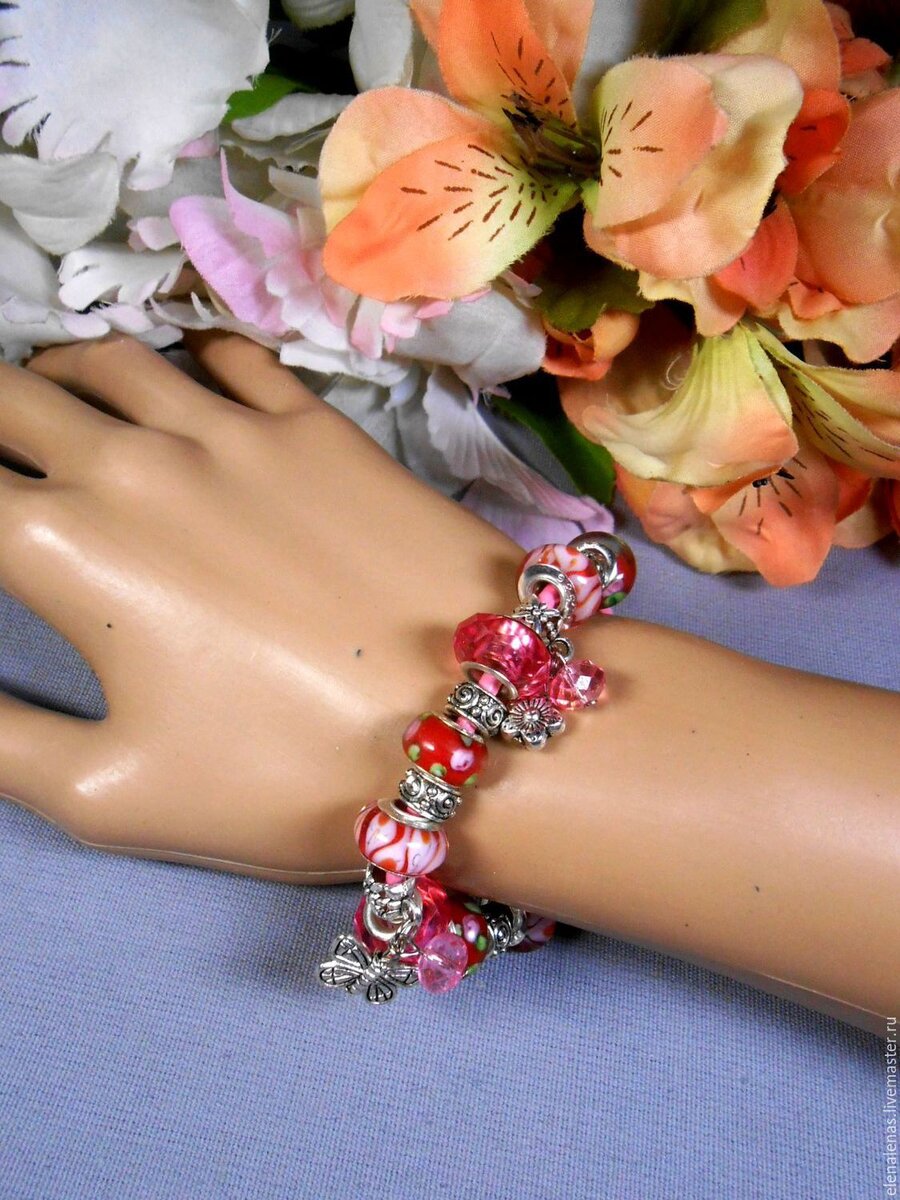 https://cs2.livemaster.ru/storage/e8/0e/20102bca3320268d28fc7681bfe1--ukrasheniya-barbi-braslet-s-sharmami.jpg