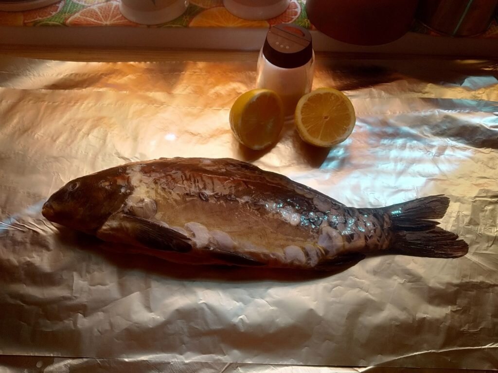 Фольгу не жалейте — карп должен быть упакован герметично, чтобы при запекании сок не вытекал