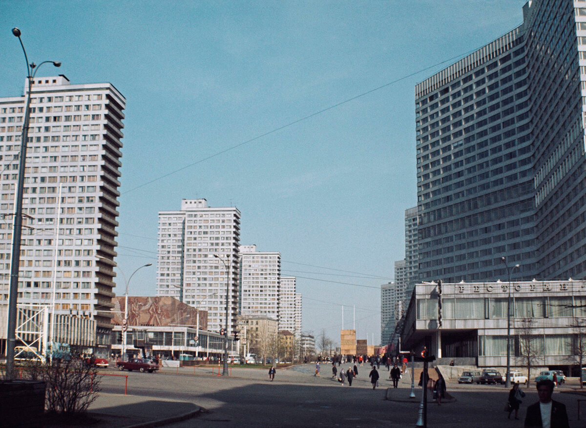 Проспект Калинина, начало 1970-х гг., до установки "Глобуса" © Неизвестно, источник: https://pastvu.com/p/833174