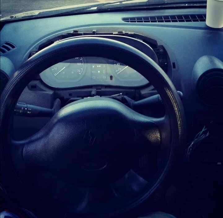 Начинаю разбирать, я всегда с рулевой колонки, и козырька над щитком приборов. 