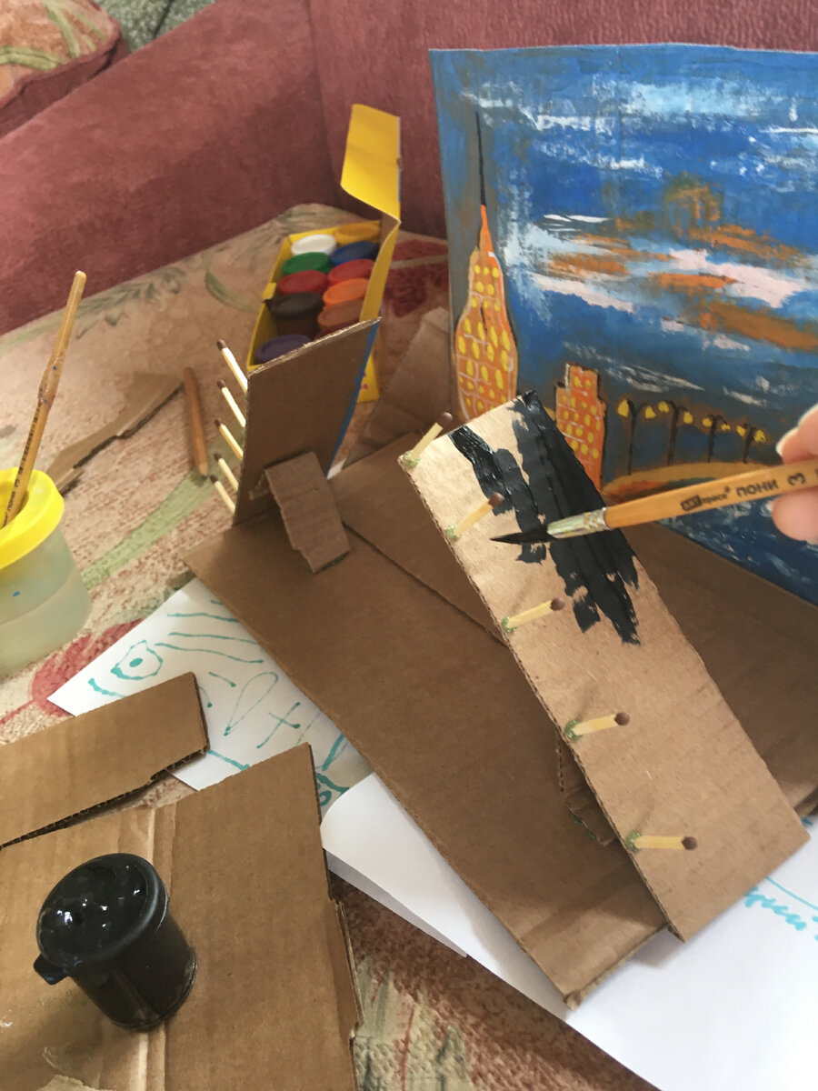 Всю поделку красили гуашью 