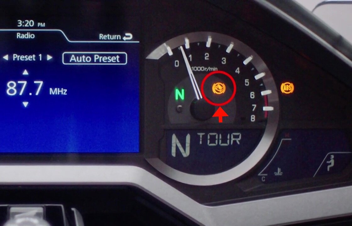 Об  активации HSA сигнализирует оранжевый индикатор на приборной панели