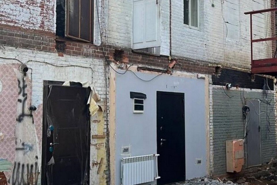     Люди не могут спуститься со второго этажа из-за отсутствия лестницы  Прокуратура Хабаровского края