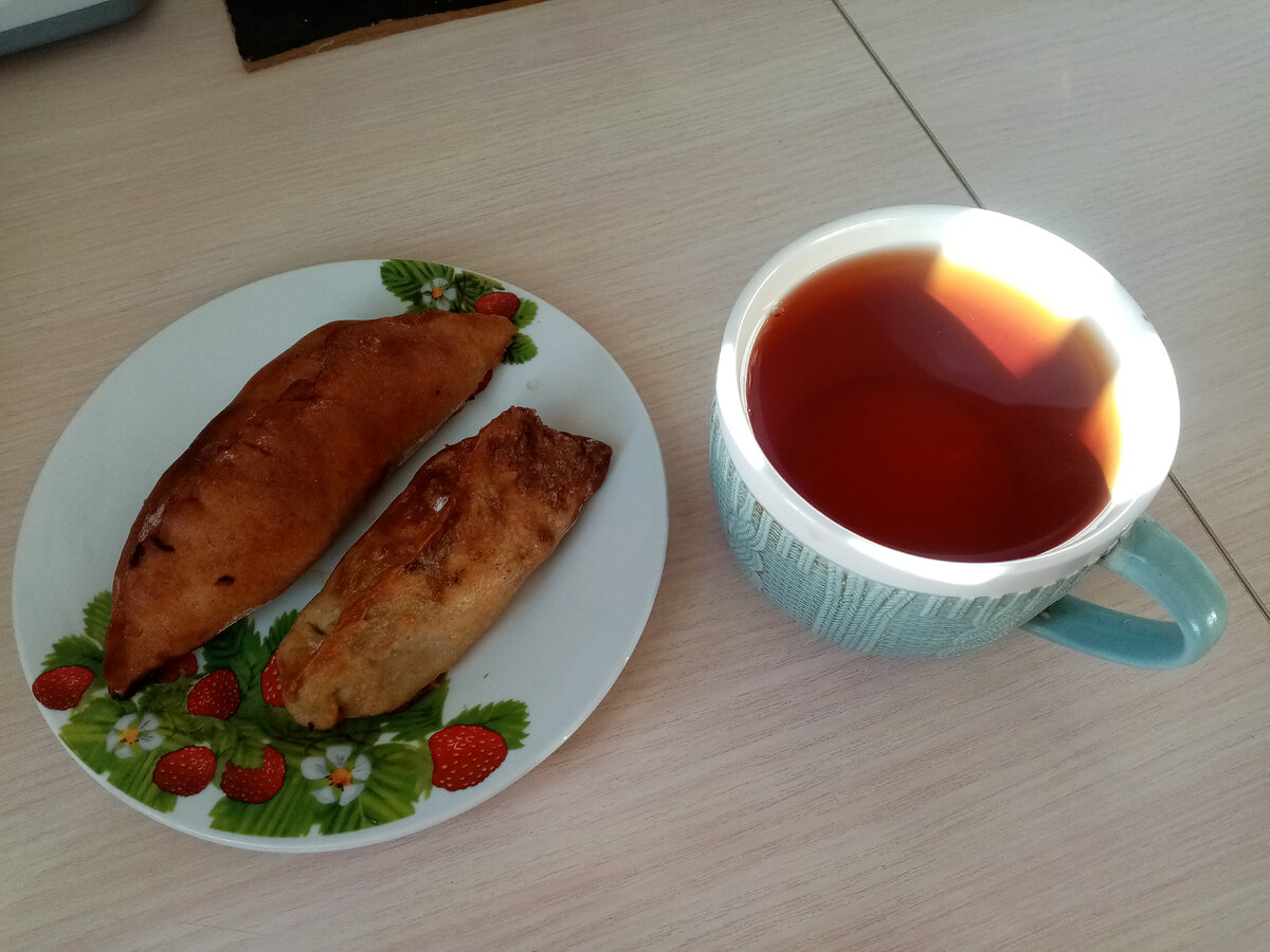 2 пирожка с чаем без сахара 