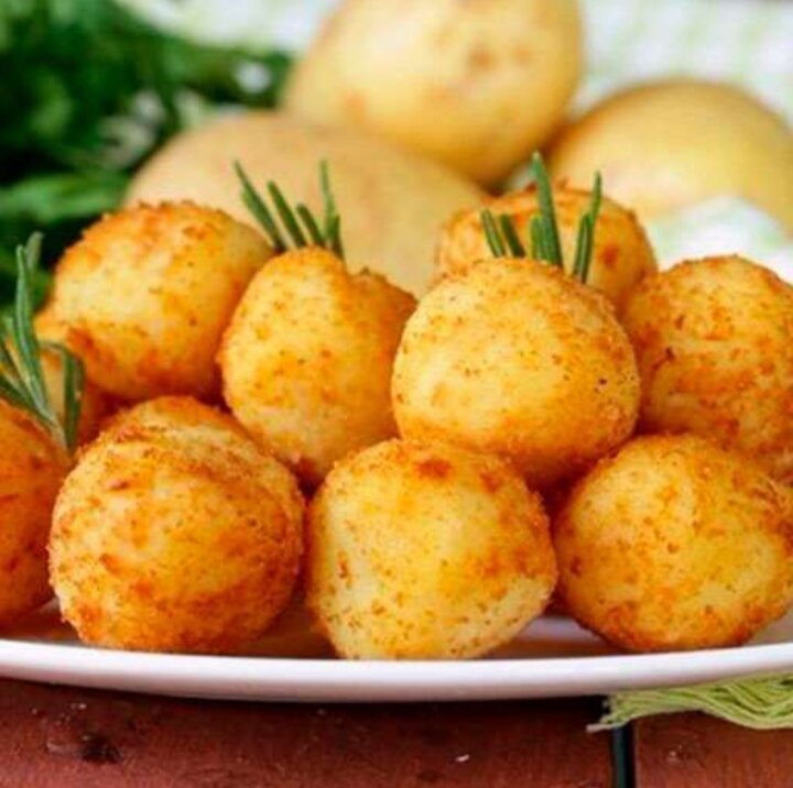 Рецепт картофельных шариков из пюре с сыром в масле с фото