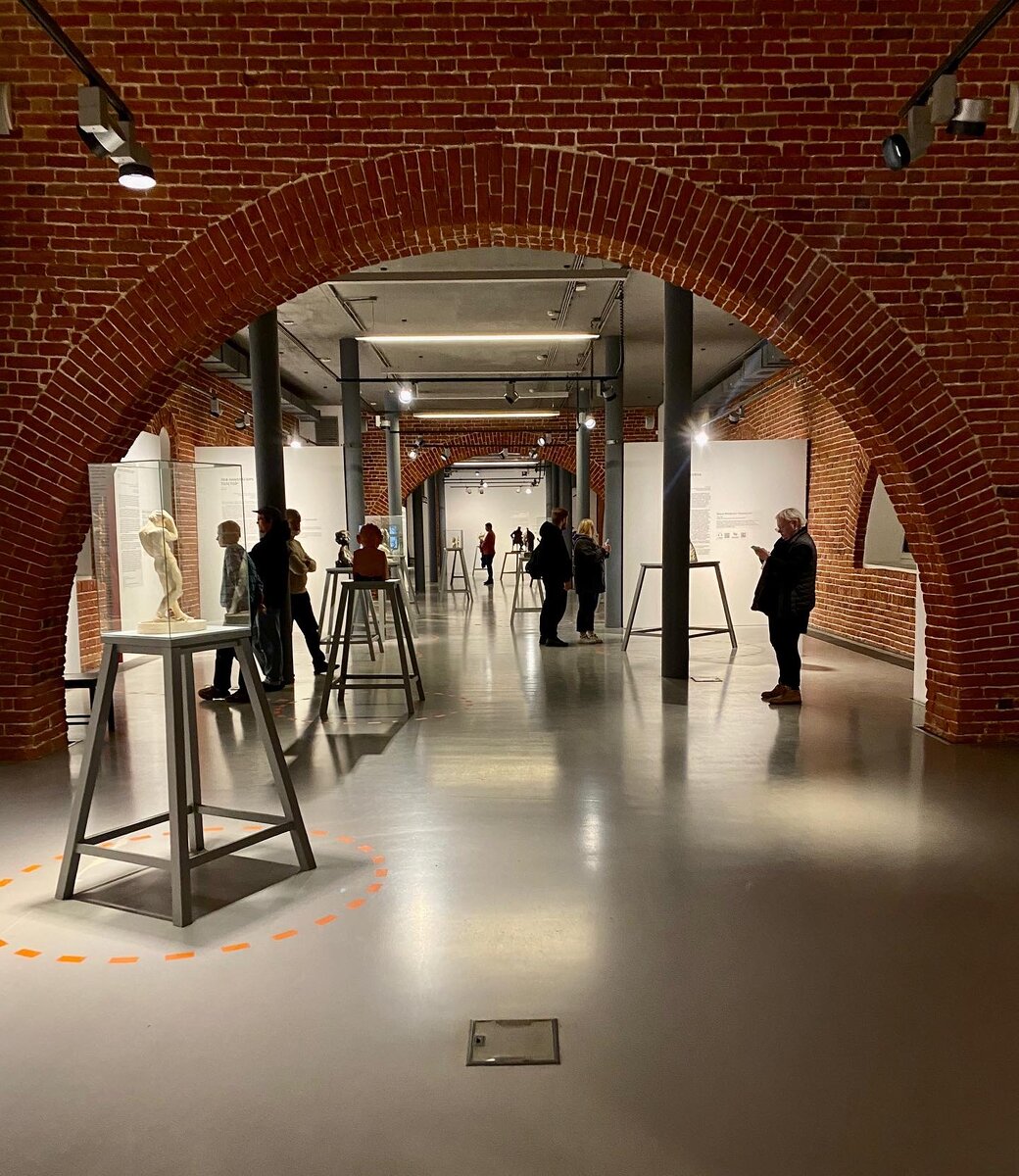 На втором этаже проходила выставка скульптур