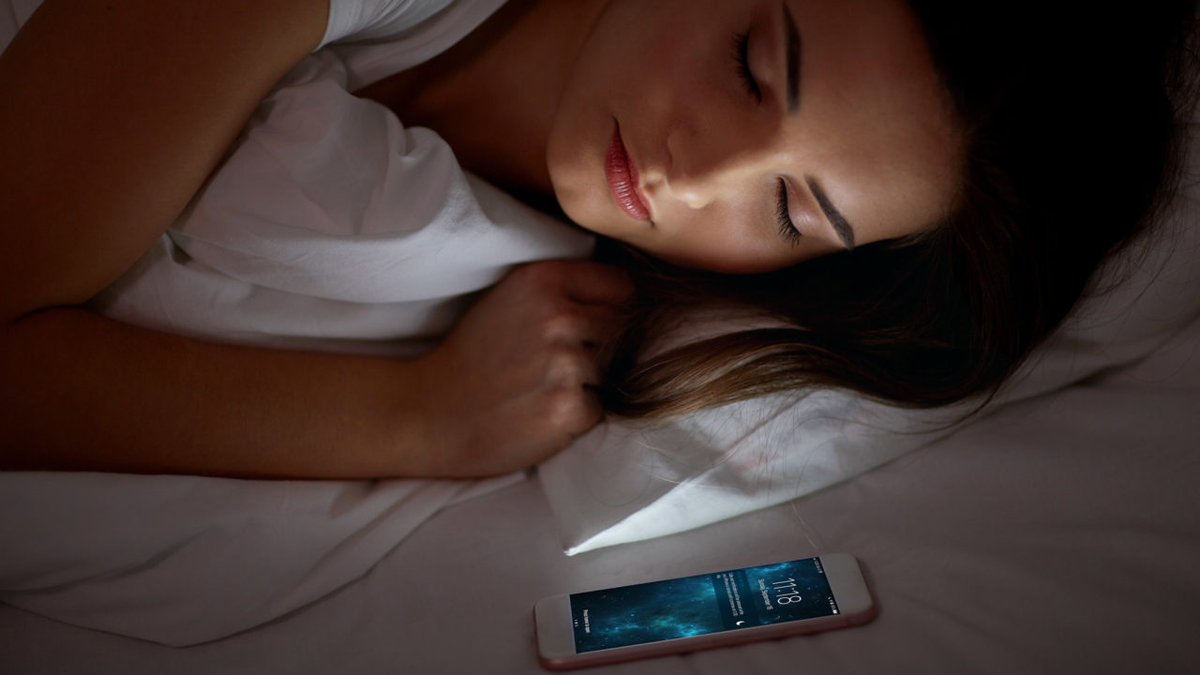 Ночь телефон нельзя. В постели с телефоном. Мобильник у кровати. Девушка с телефоном в кровати.