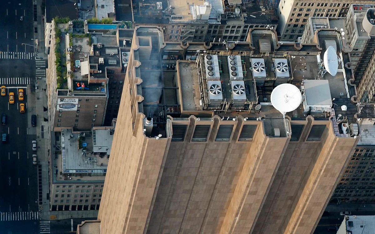 На Манхэттене стоит небоскреб без единого окна. Что это за цитадель зла?1