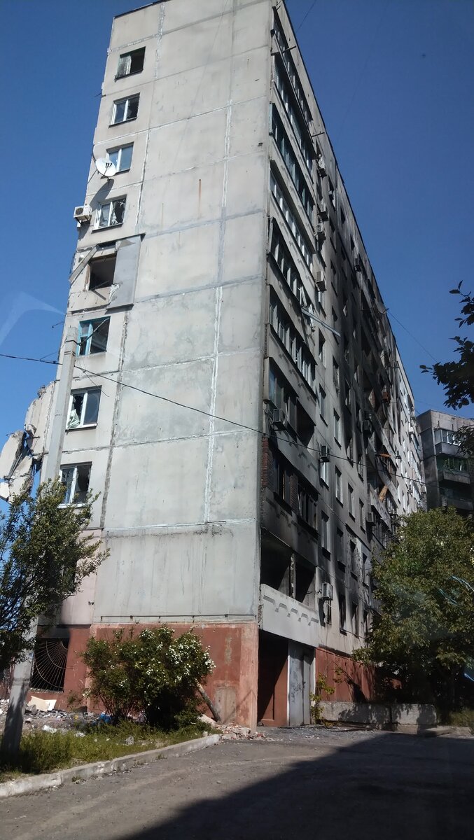 Внешняя часть (слева) дома обрушилась