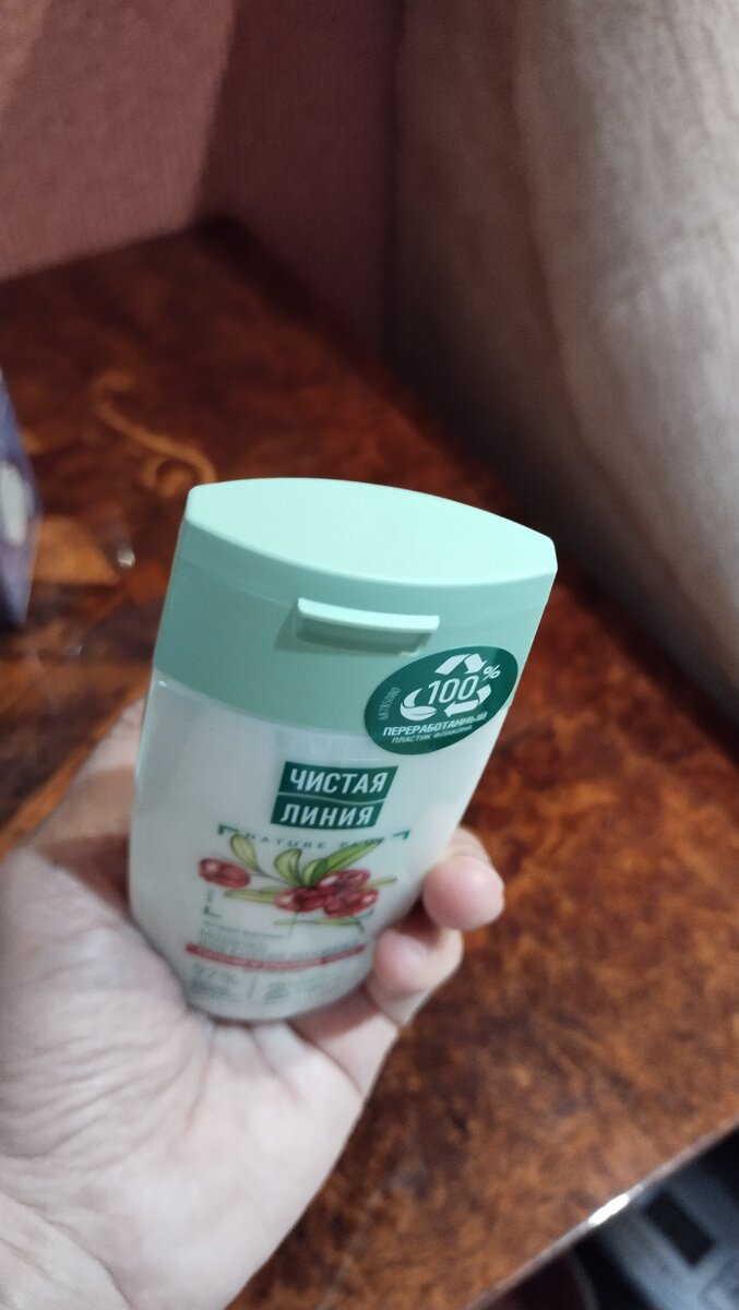 Бутылочка пластиковая, плоская, удобно держать в руке, и легко открывается со щелчком