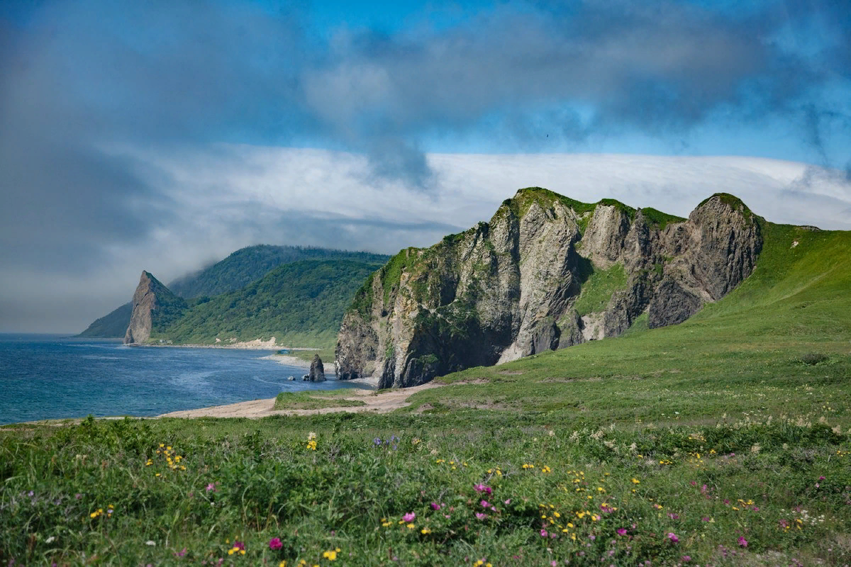 Остров кунашир. Курильские острова Кунашир. Курилы остров Кунашир. Южные Курильские острова Кунашир. Гора собачка Кунашир.