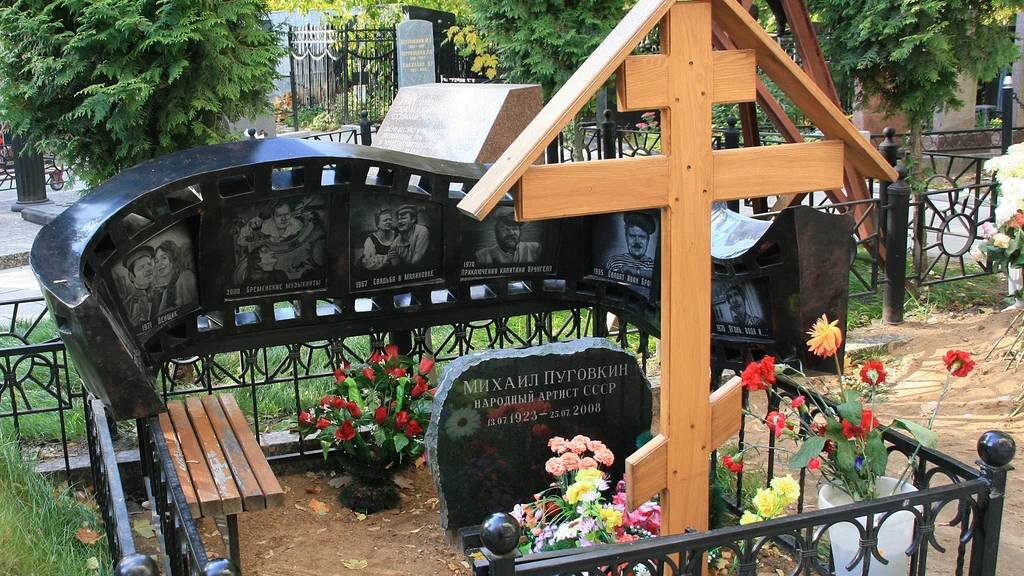 Будущий актёр появился на свет 13 июля 1923 года в селе Рамешки под Костромой в большой крестьянской семье.-13