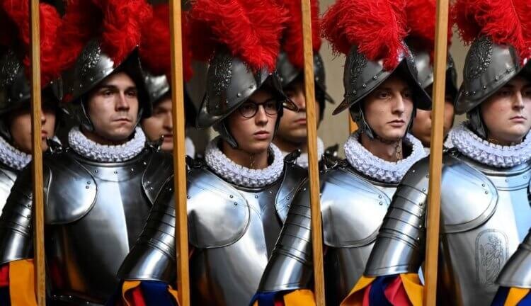 Яркая форма Швейцарской гвардии