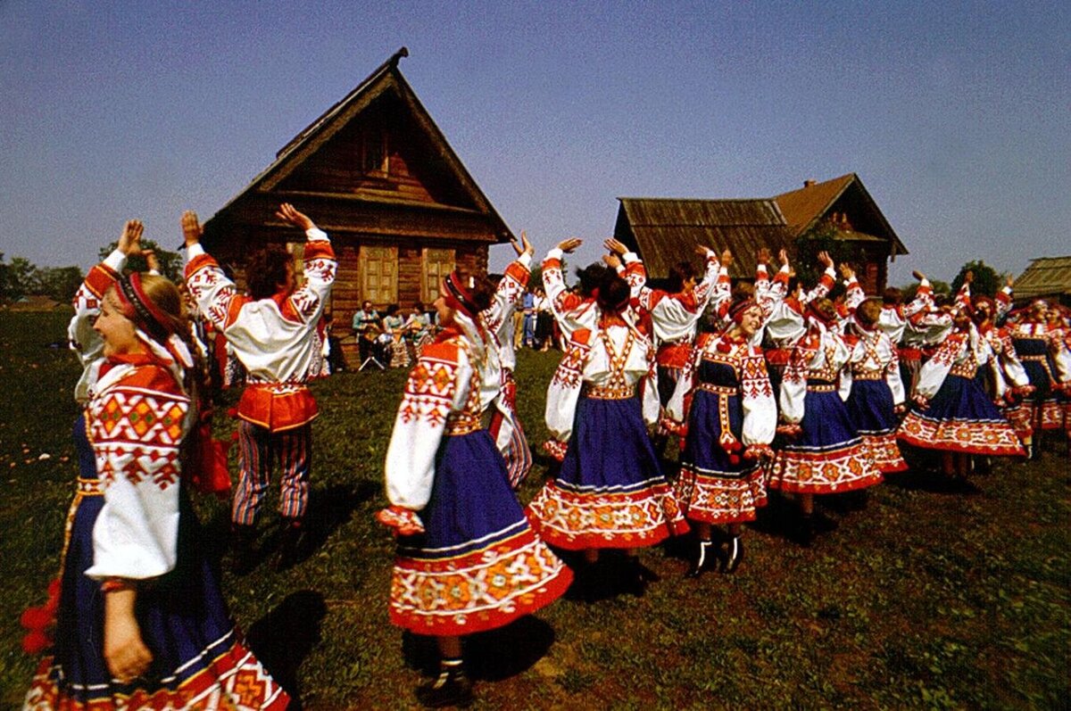 Скуратов С.Ю. Суздаль. Музей деревянного зодчества. Народный танец. Июль 1988 г. Из собрания ГВСМЗ