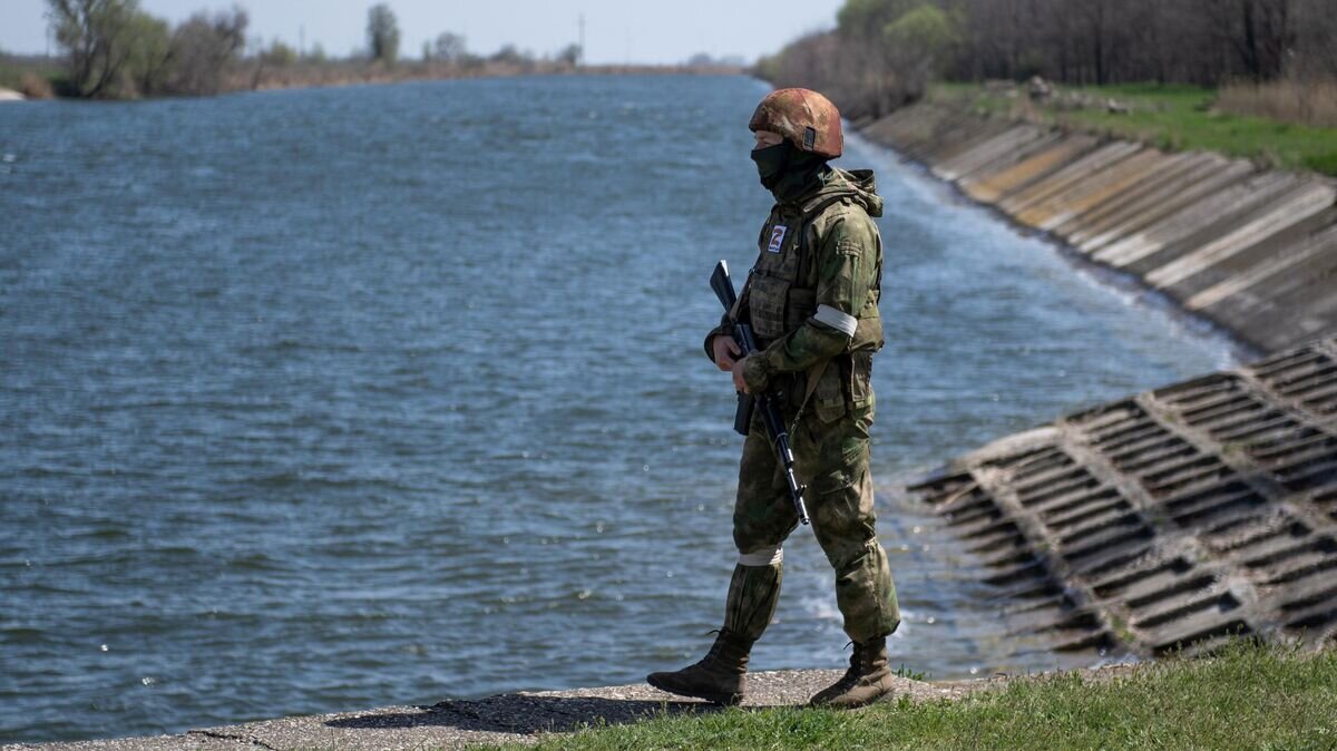    Военнослужащий Росгвардии у гидротехнического сооружения Северо-Крымского канала в Херсонской области© РИА Новости