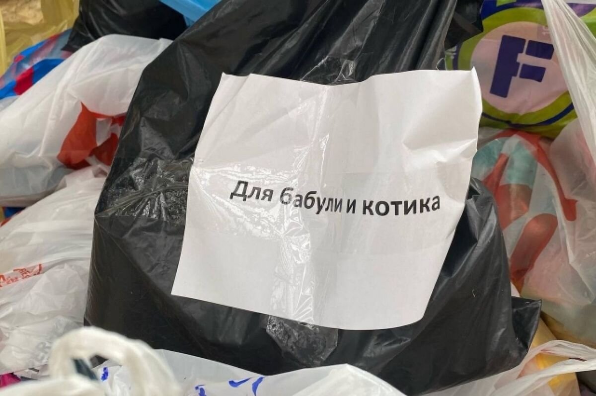    Бабушка не смогла сдержать слёз, когда к ней приехали тверские волонтёры