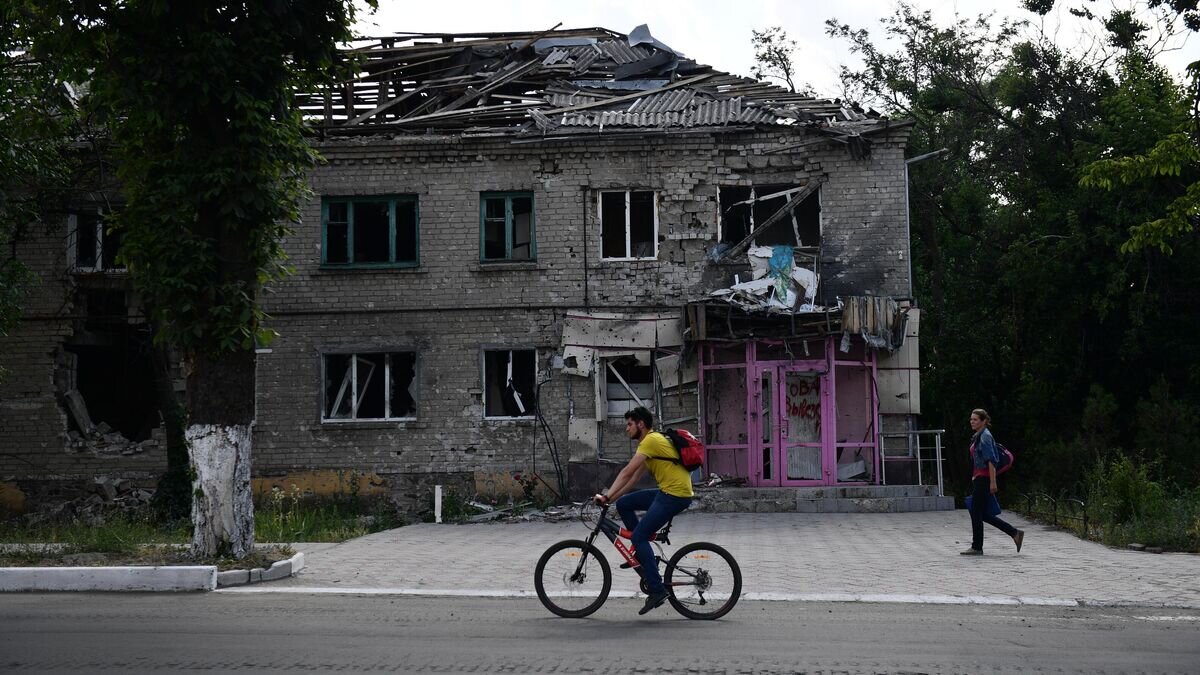    Люди на одной из улиц в Волновахе© РИА Новости / Павел Лисицын