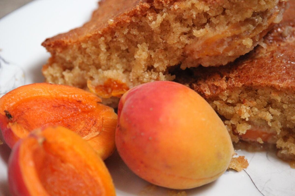 Этот нежнейший пирог с абрикосами готовится из смеси двух видов муки - овсяной и миндальной, которые не содержат глютен. Но тем, кто предпочитает пшеничную муку пирог также понравится, я уверена😊