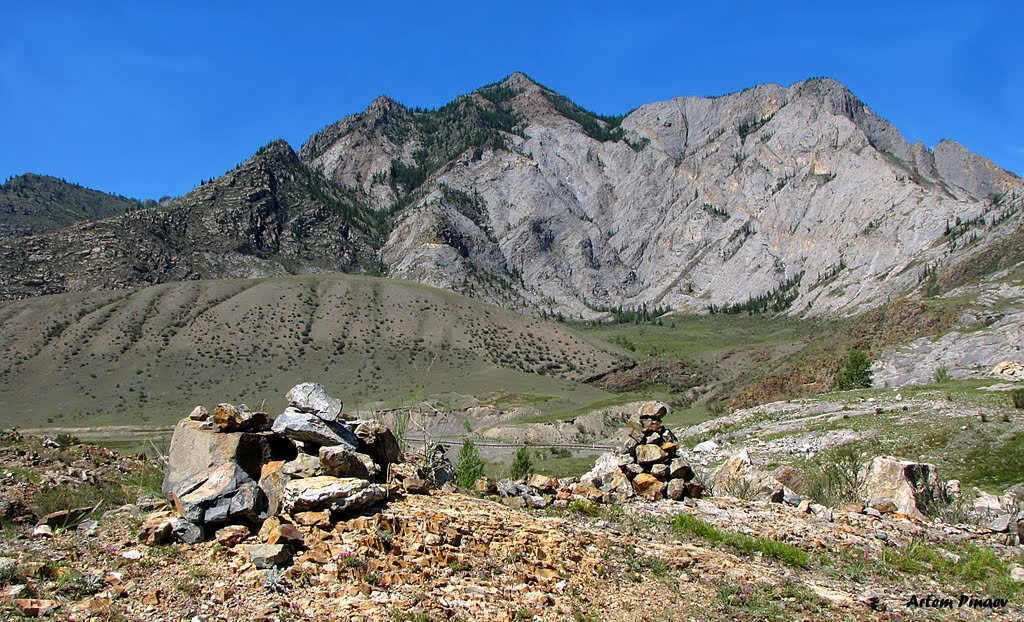 Бичикту-Кая, что на русский переводится как «скала с надписью»