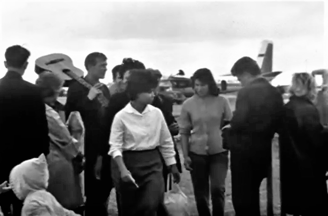 Кадр из документального фильма "Путешествие в будни" (1965)