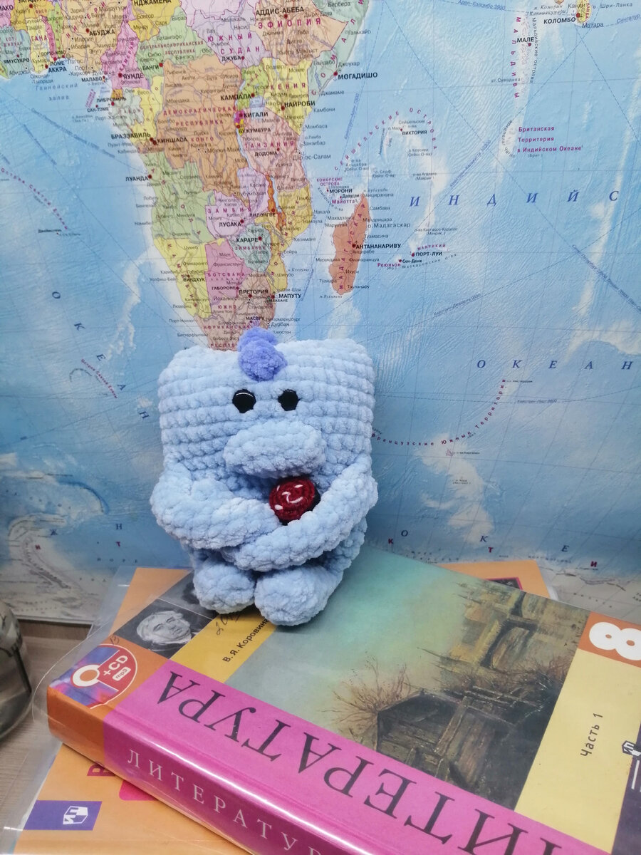 Дино сидит на учебниках