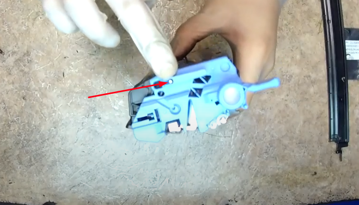 Фото 6. Расположение оси, закрепляющей две половины картриджа с одной стороны