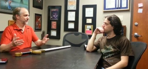 Спуни (справа) берёт интервью у своего кумира Ричарда Гэрриота (слева)