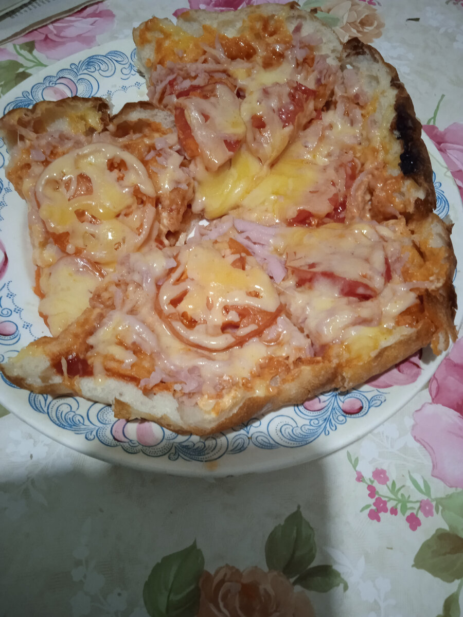 Пицца из лаваша с помидорами, приготовленная в микроволновке. 