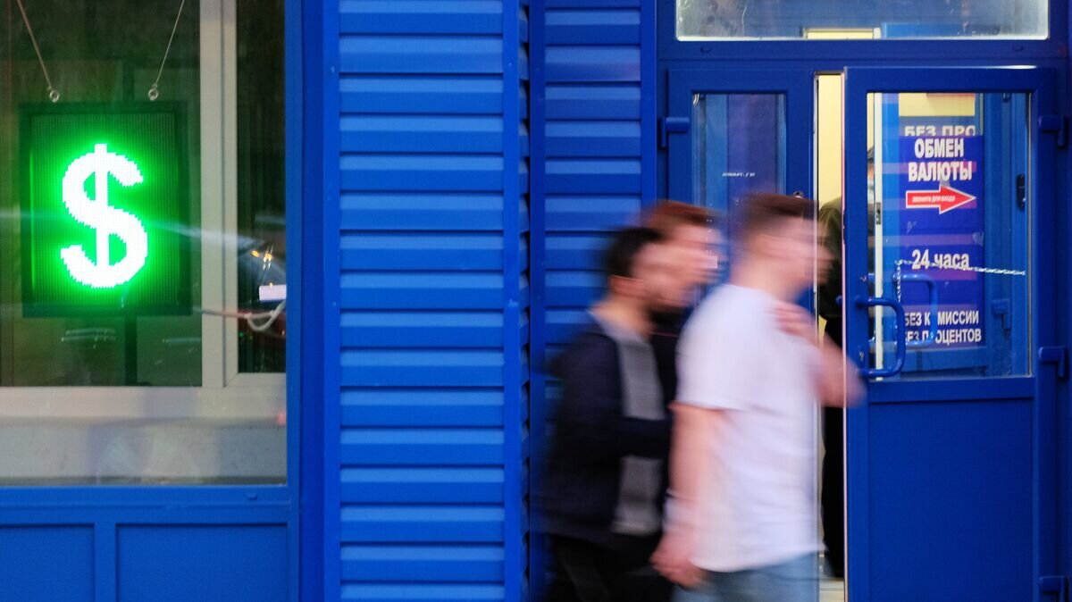   Знак доллара на табло курса обмена валют в витрине операционной кассы в Москве© РИА Новости / Наталья Селиверстова