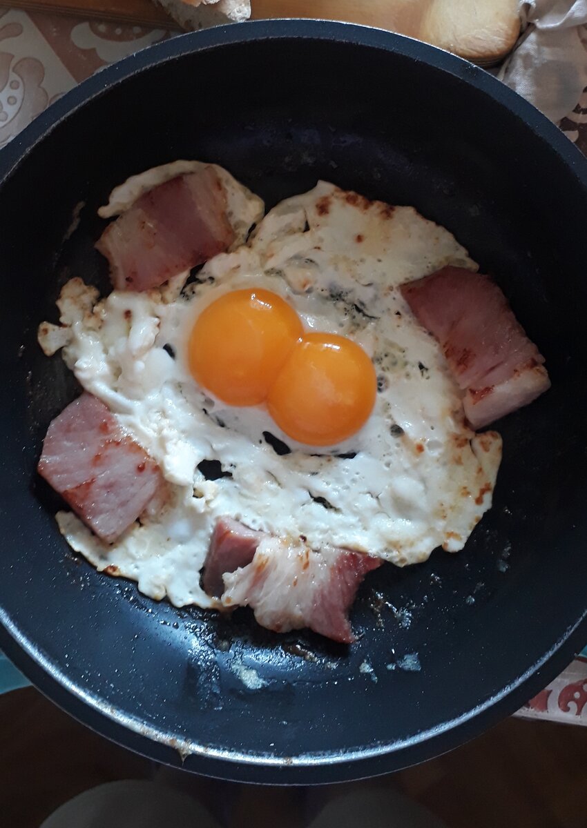 Эта яичница из одного яйца. Первое "волшебное" для меня яичко с двумя желтками. Фото автора.