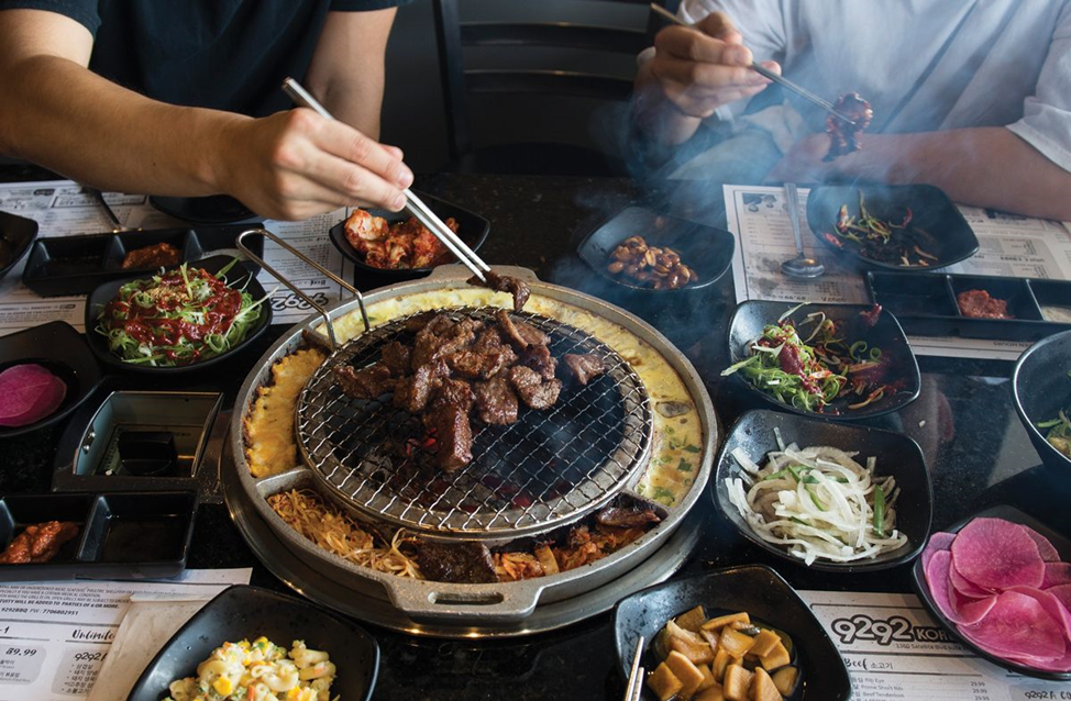 Самгёпсаль корейское. 9292 Korean BBQ Ташкент. Корейское барбекю. Гриль в Корее кафе.