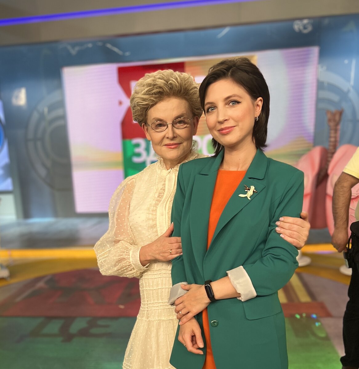 Теперь хожу на ТВ в гости. 