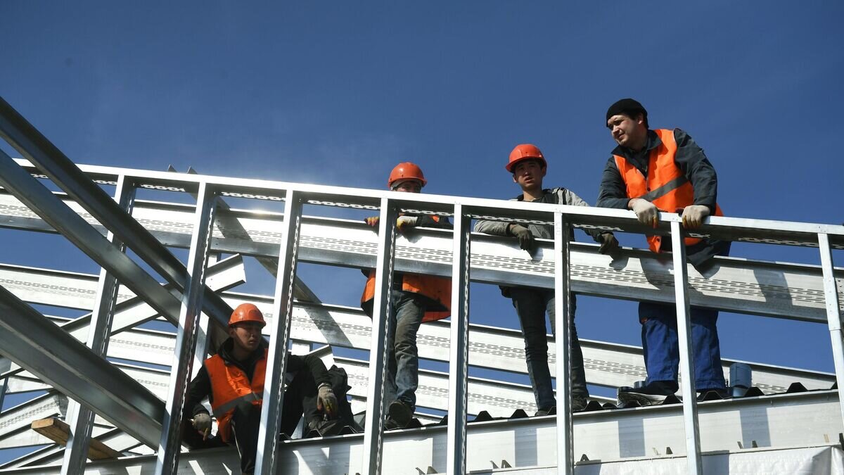    Рабочие на строительной площадке инфекционной больницы в Новой Москве© РИА Новости / Илья Питалев