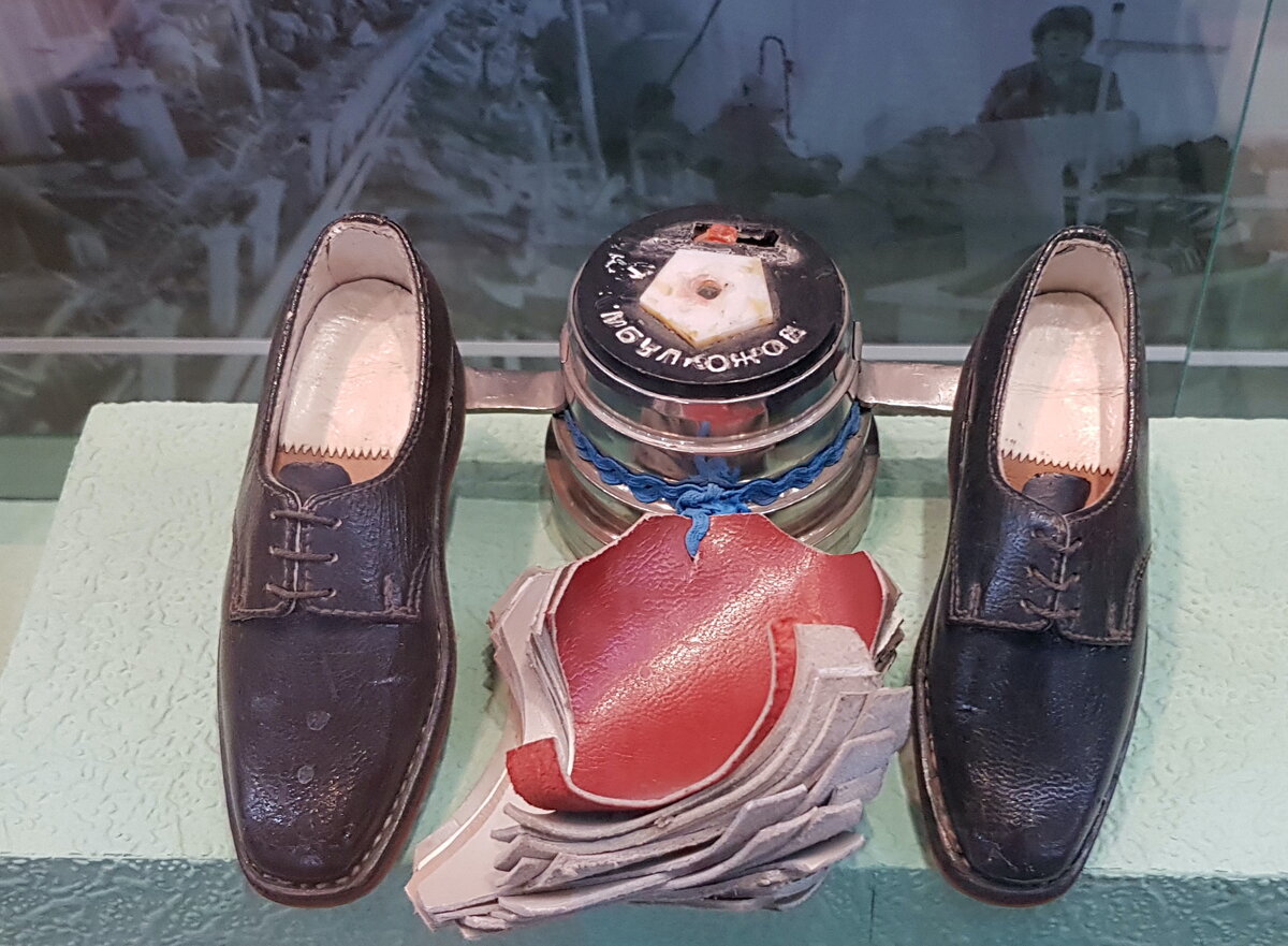 Продукция обувной фабрики. 