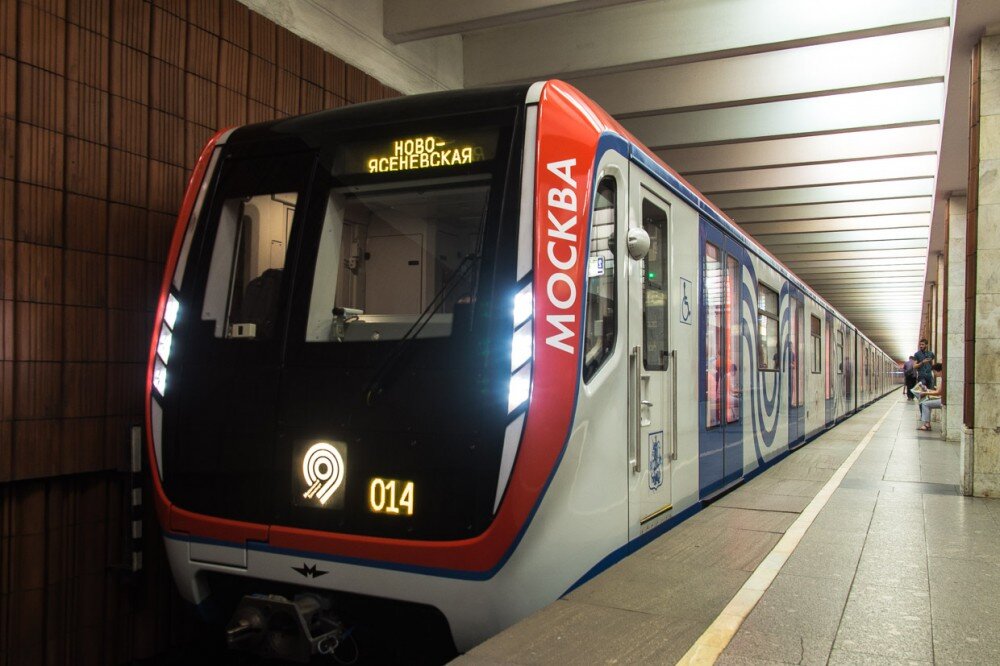 Поезд "Москва" на станции "Тёплый стан" Калужско-Рижской линии.