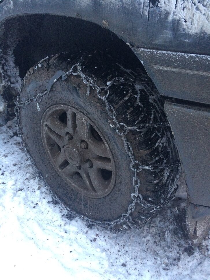 Цепи на колесах, без них лучше не соваться.