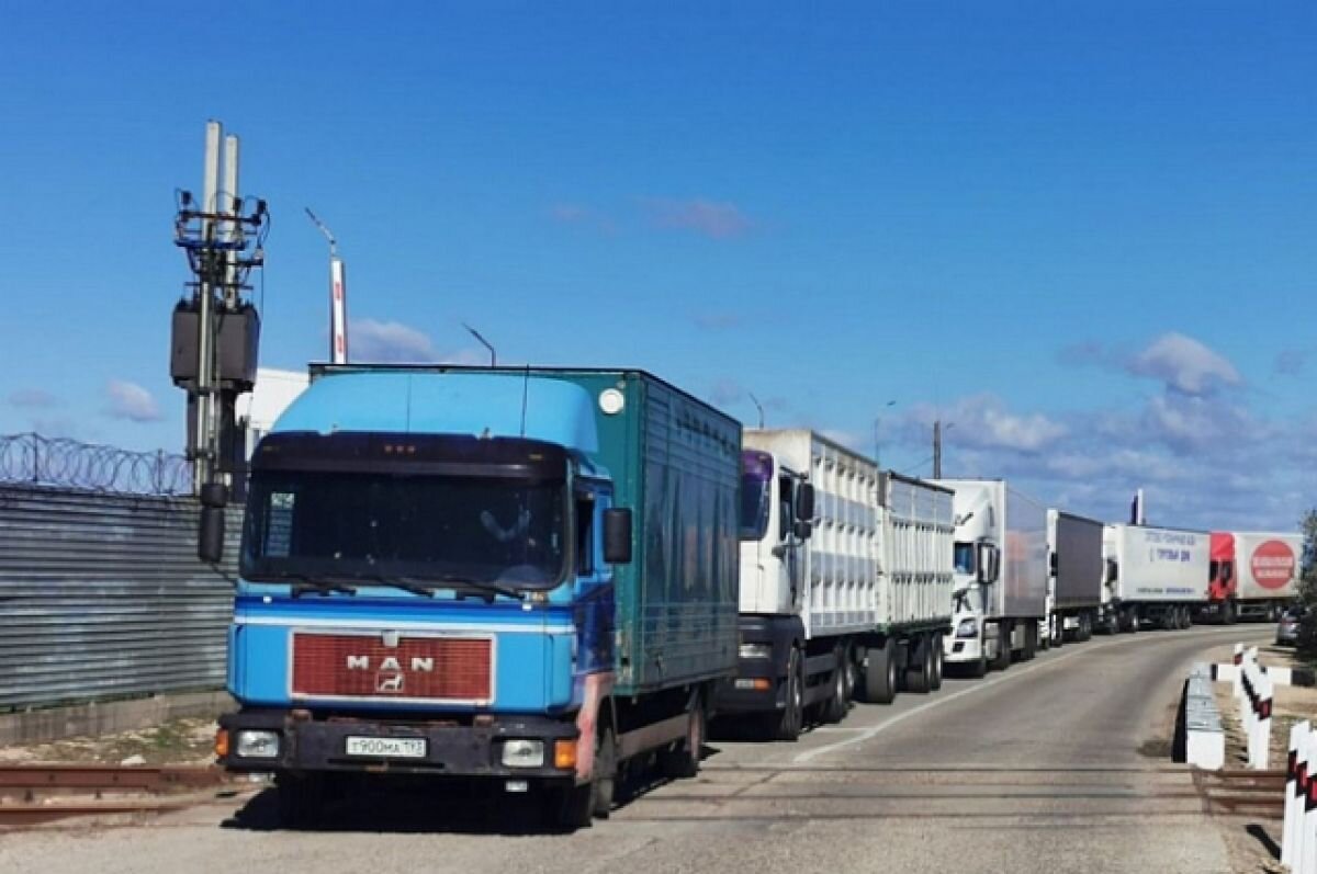    1043 грузовых автомобиля сейчас ожидают очереди на Керченскую переправу