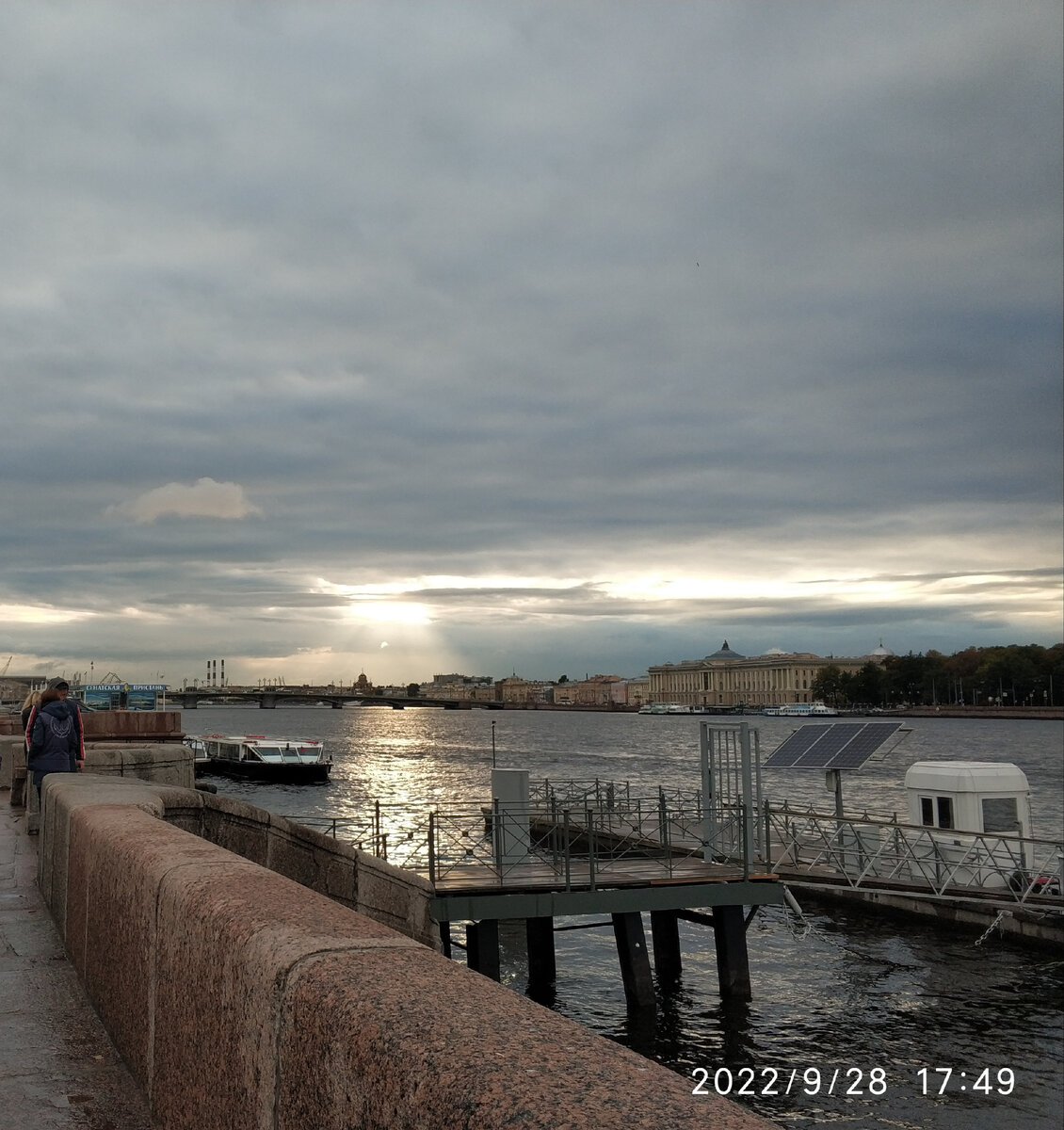 Просто красиво пробилось солнце сквозь тучи. Стоим, ждём, осталось минут десять.