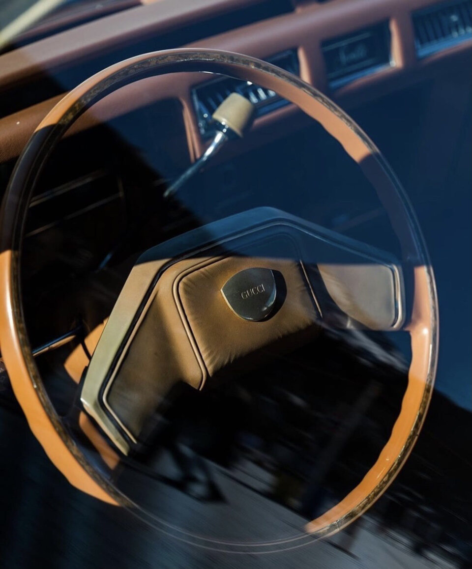 Основная причина истирания отделочного покрытия кожи на руле, вызвана не столько трением, сколько влиянием пото-жировых загрязнений от рук.