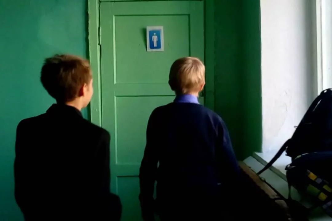 Школьник в школьном туалете. Школьный туалет мальчиков. Хочет в туалет на уроке. Школьники в Уборной.