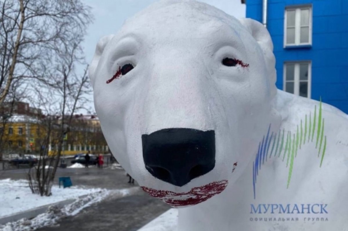    Скульптуре «Белый медведь» в центре Мурманска нанесли макияж