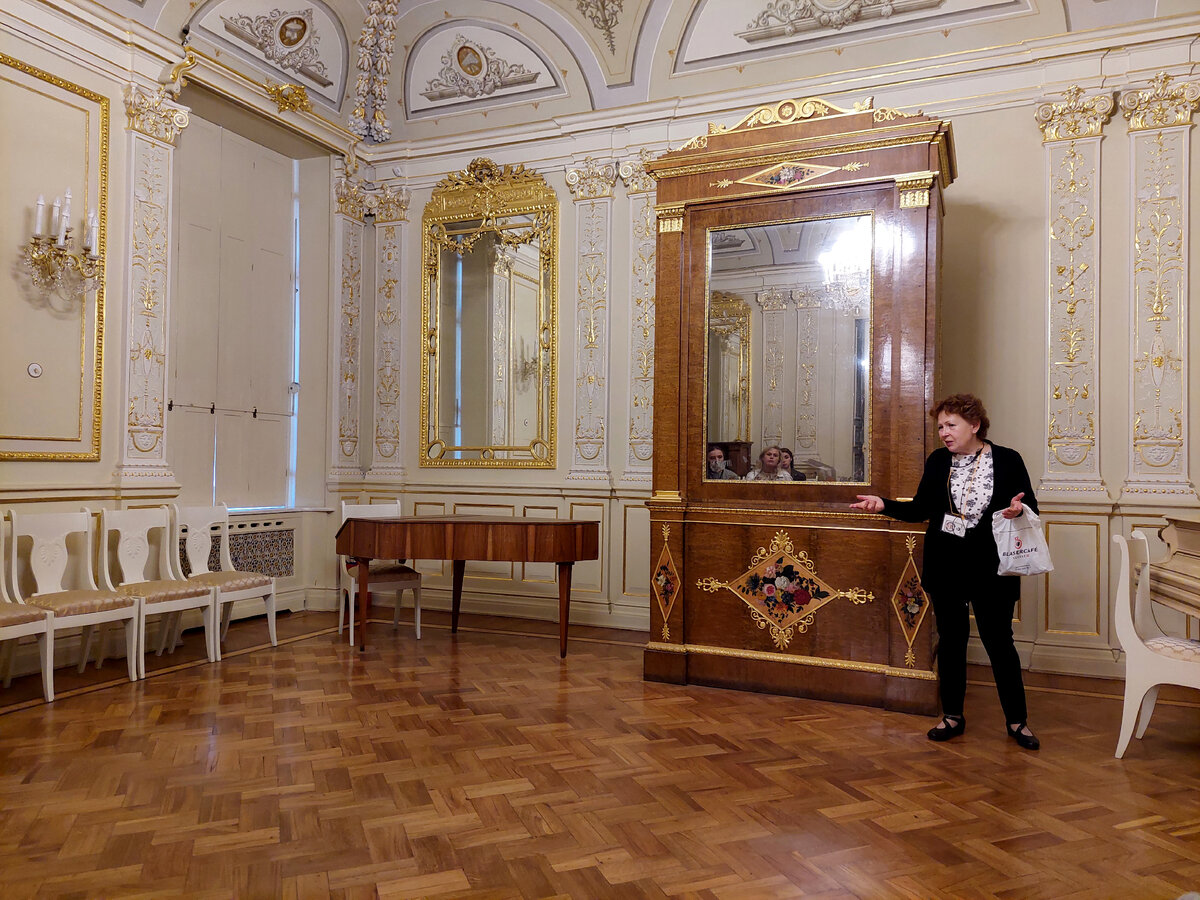 Музыкальная гостиная. За спиной экскурсовода уникальный, исправный механический орган. Фото автора.