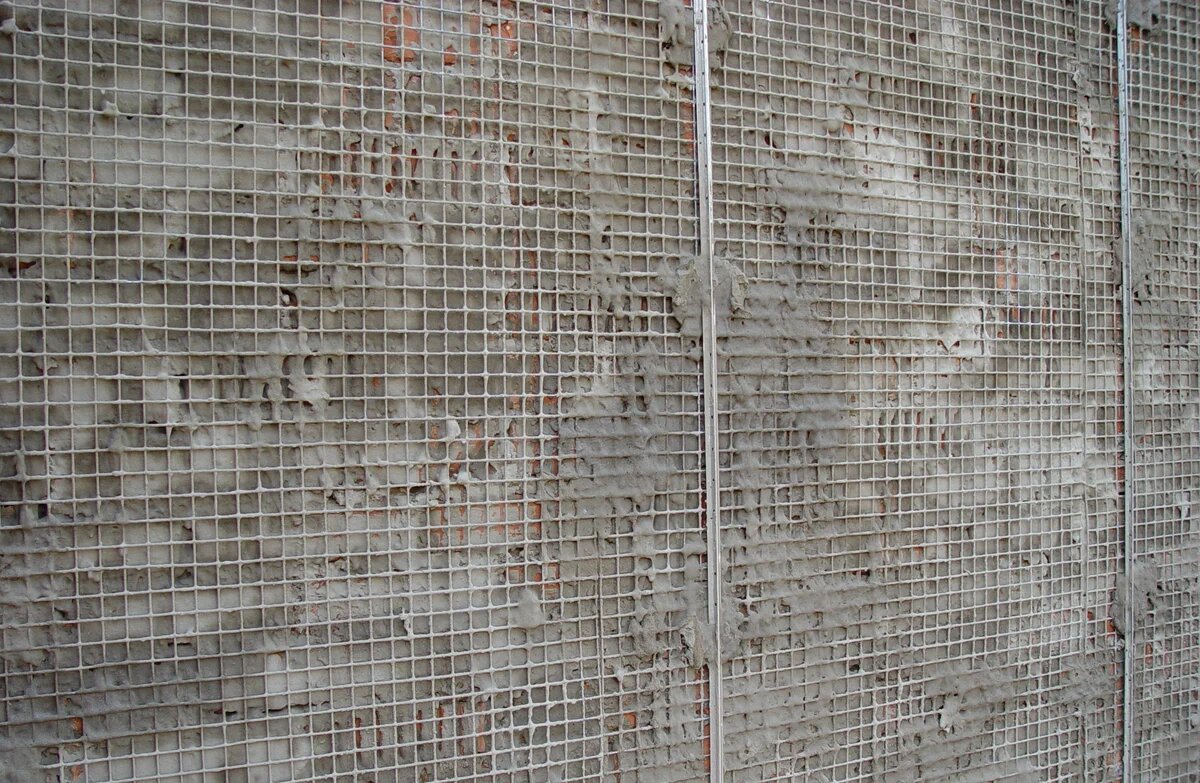 Общий вид набрызга с сеткой и маяками.