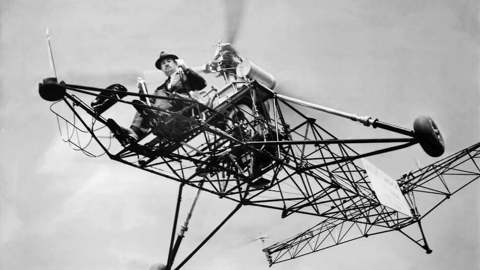 Фото: Keystone-France / Gamma-Keystone / Getty Images📷Первый полет на первом настоящем вертолете VS-300 Игорь Сикорский совершил, привязав его к земле, и только спустя полгода решился летать свободно