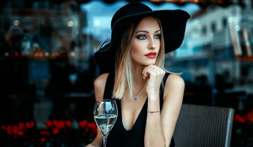 Дама в кафе