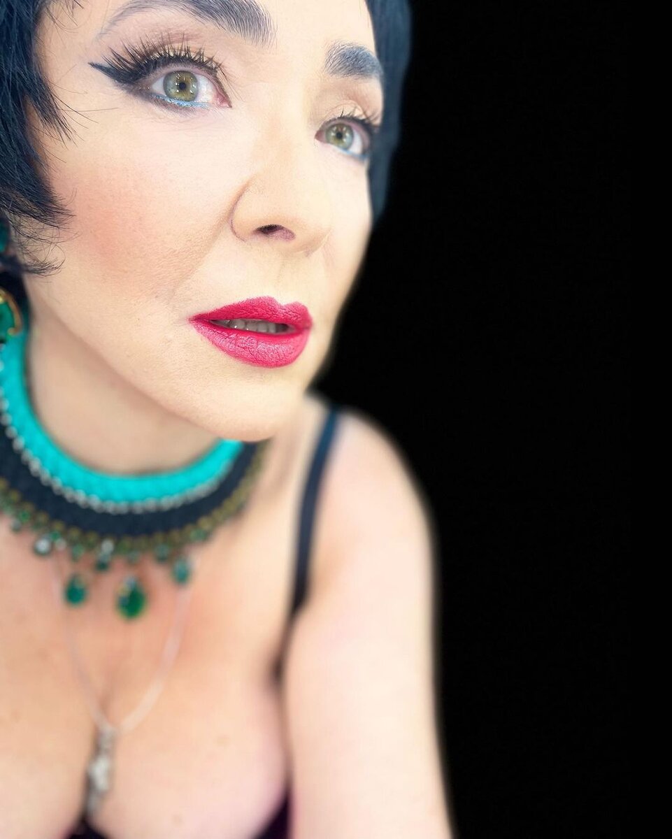    Лолита Милявская прокатилась на электричкеСоцсети Лолиты Милявской