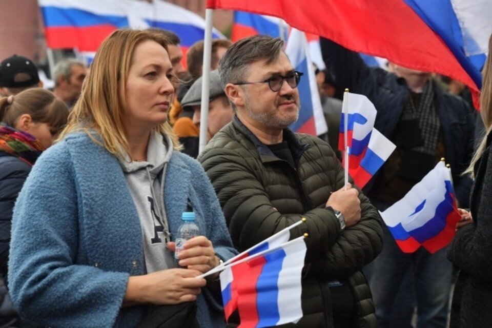     Гости и жители Ростова-на-Дну охотно брали ленты и благодарили волонтеров. Иван Макеев