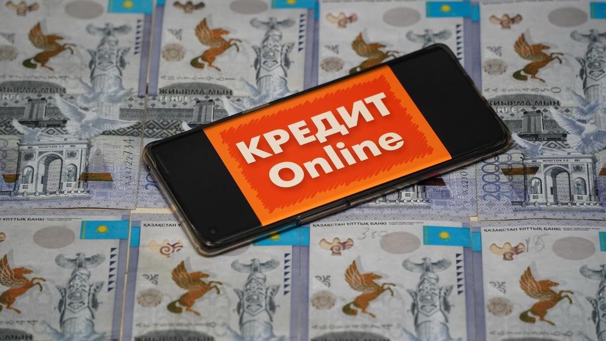    Тенге с надписью "кредиты" лежат на столе:NUR.KZ/Владимир Третьяков
